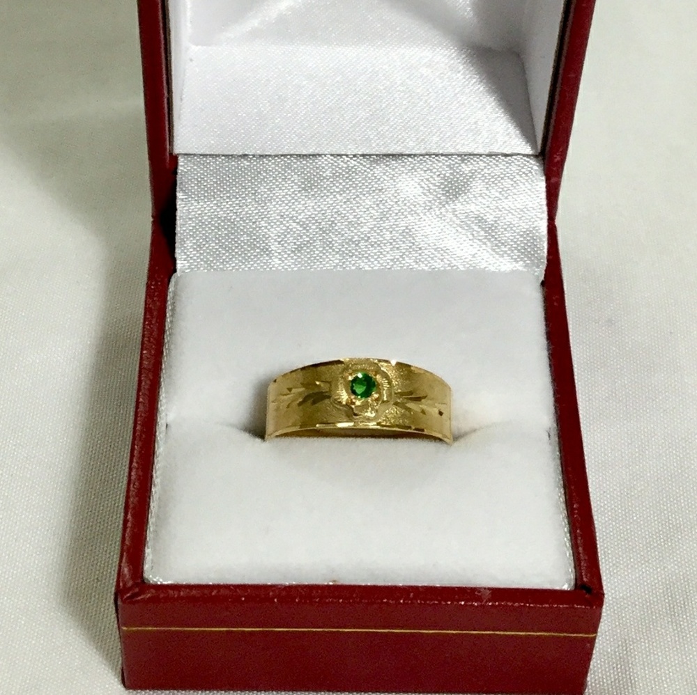 🌟 18K Gold Ring with solitaire green stone
